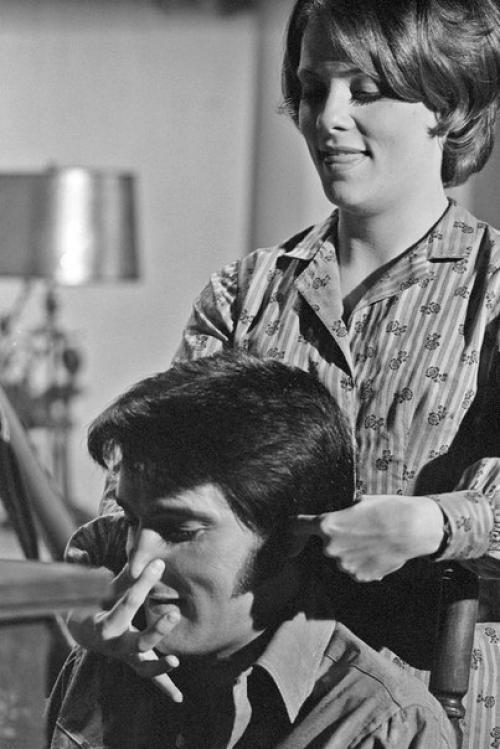 Элвис и Джейн Эллиот (сестра Барбара в Change of Habit 1969 года). 01 Элвис и Джейн Эллиот (сестра Барбара в Change of Habit 1969 года). 01