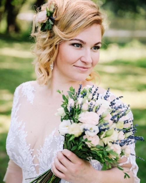 Свадебная прическа с живыми цветами и с легким макияжем. 01