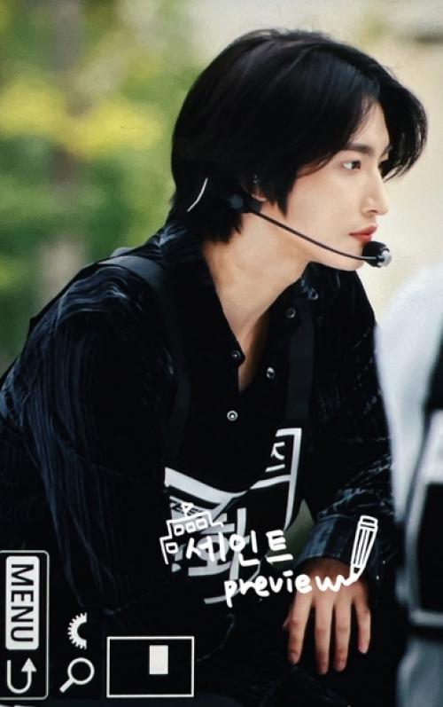 Хва на лайве сказал, что изначально не собирался выступать на концерте Yeongdong - Daero с такой причёской. 01