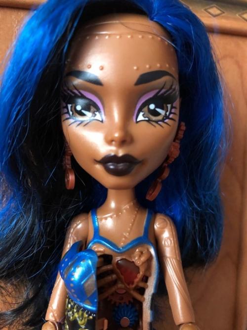 Доброго дня!  Робекка живая в хорошем состоянии, рабочая или нет, не знаю, батареек нет. 2. 01