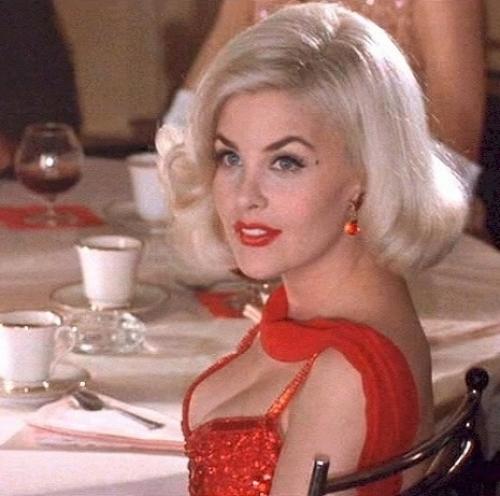 Все-таки удивительно, как влияет цвет волос и прическа на восприятие лица. 01