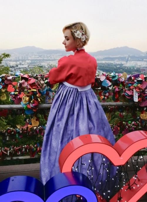 Эволюция причёски.  Модель - дочь. 06