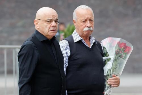 В Москве простились с легендарным ведущим КВН Александром масляковым. 02