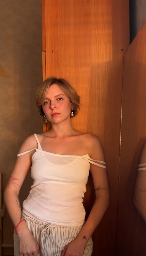 Мне кажется, это очень женский прикол - чувствовать себя иначе после стрижки. 03