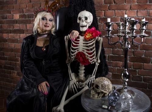 После урока по подиумному шагу и фотопозированию с очень талантливыми Дашей и алазаром состоялась фотосессия Готика. 02