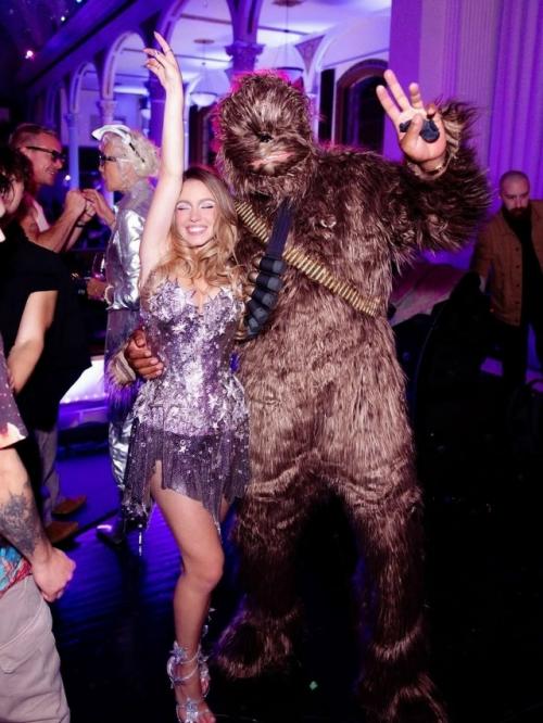 Сидни Суини тем временем закатила шумную вечеринку по случаю своего 28-летия. 03