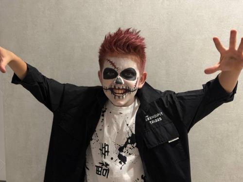 Мы знаем, что лучший костюм начинается с крутой прически. 01