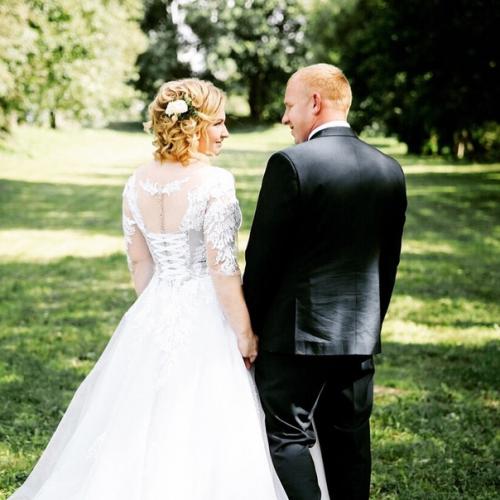 Свадебная прическа с живыми цветами и с легким макияжем. 02