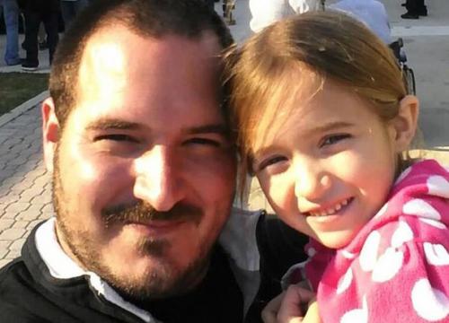 Отцу - одиночке из флориды пришлось научиться делать прически своей маленькой дочери долгим методом проб и ошибок. 01