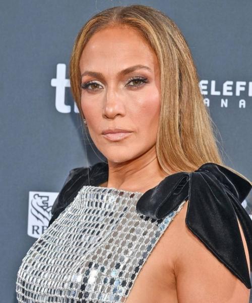 Почти разведенная Дженнифер Лопес показала на кинофестивале в Торонто все, что Бен аффлек потерял. 06