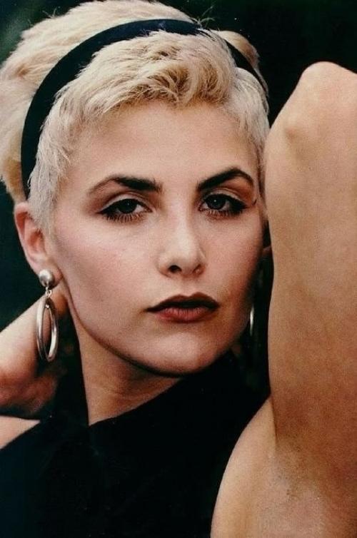 Все-таки удивительно, как влияет цвет волос и прическа на восприятие лица. 04