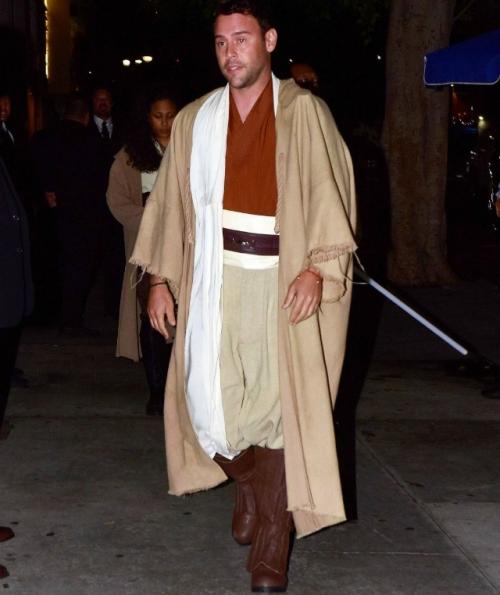 Сидни Суини тем временем закатила шумную вечеринку по случаю своего 28-летия. 07