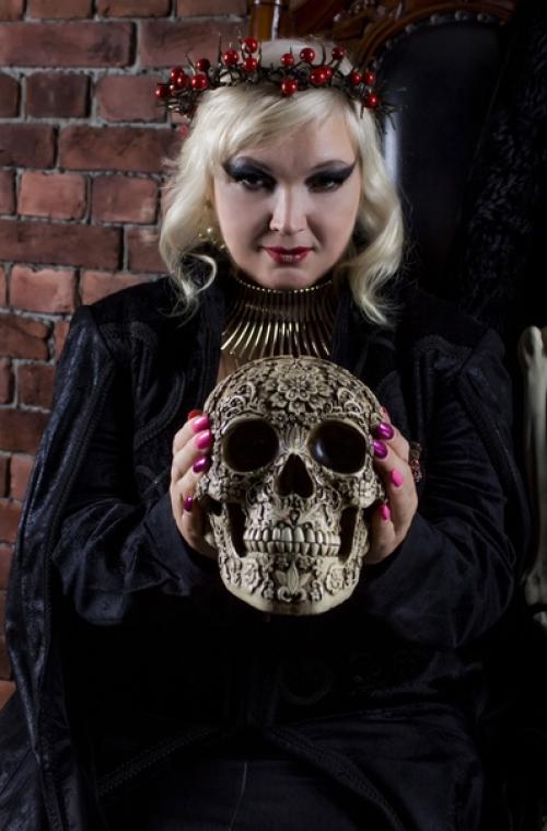 После урока по подиумному шагу и фотопозированию с очень талантливыми Дашей и алазаром состоялась фотосессия Готика. 01