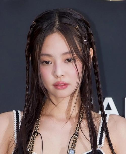 Кажется, Дженни подсела на волосы - антенны. 02