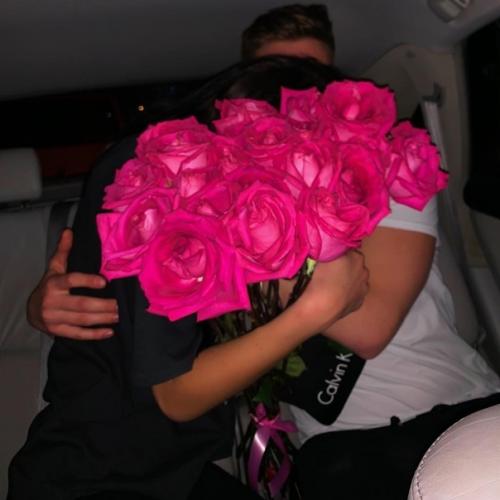 Можно фото с парнем и девушкой, где девушка будет с прической под карэ. 08