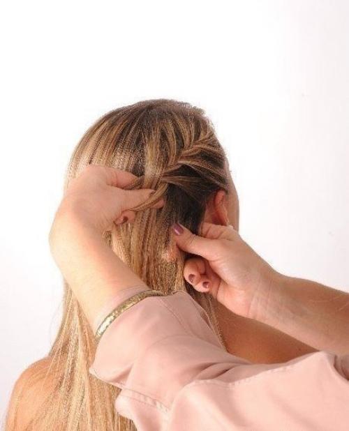 Замечательная вечерняя прическа с косой на бок. 02