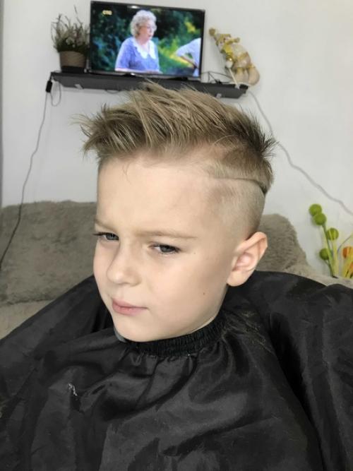 Сейчас стало очень модным применять на самых маленьких мальчиках взрослые мужские стрижки. 01