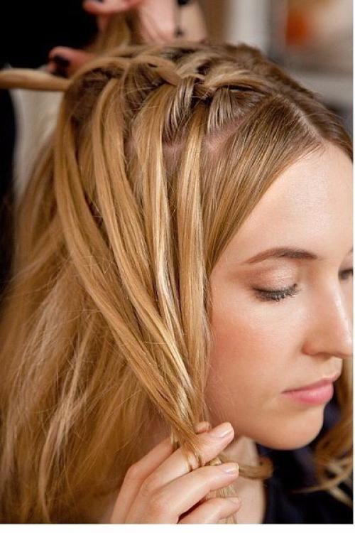 Коса - водопад.   1. чтобы сделать прическу более рельефной, сформируй мягкие волны с помощью плойки и мусса для укладки. 03