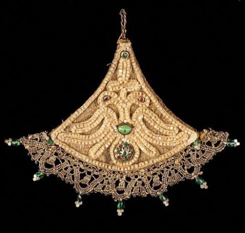 Косник (накосник) - традиционное русское девичье головное украшение.