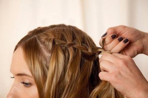 Коса - водопад.   1. чтобы сделать прическу более рельефной, сформируй мягкие волны с помощью плойки и мусса для укладки. 04