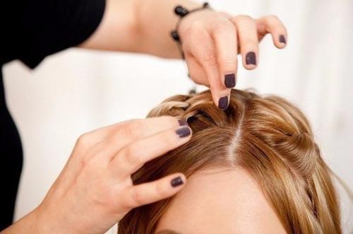 Коса - водопад.   1. чтобы сделать прическу более рельефной, сформируй мягкие волны с помощью плойки и мусса для укладки. 01