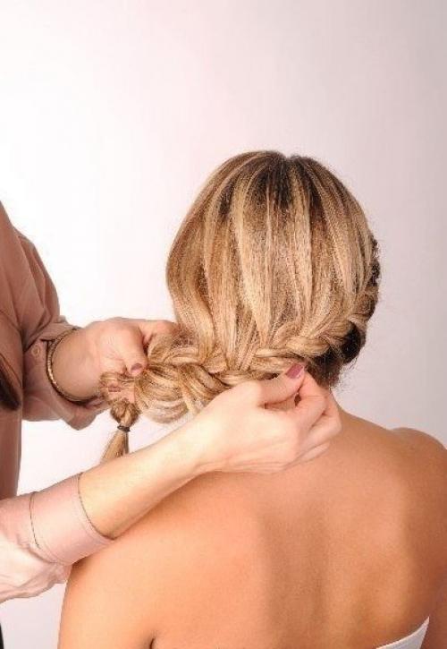 Замечательная вечерняя прическа с косой на бок. 03