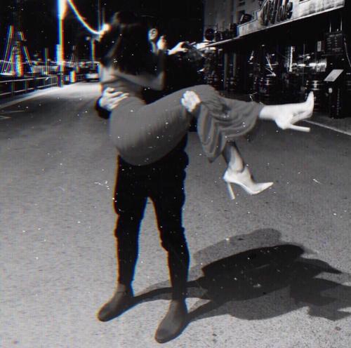 Можно фото с парнем и девушкой, где девушка будет с прической под карэ. 05