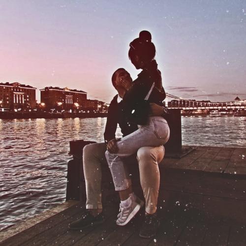 Можно фото с парнем и девушкой, где девушка будет с прической под карэ. 06