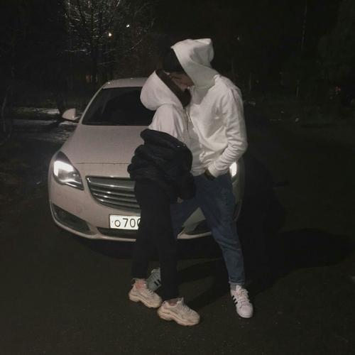 Можно фото с парнем и девушкой, где девушка будет с прической под карэ. 09