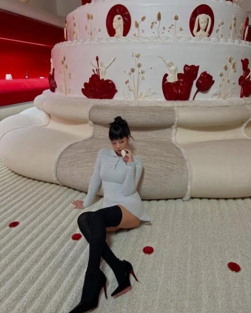 281124: Дженни выглядит невероятно очаровательно. 02 281124: Дженни выглядит невероятно очаровательно. 02