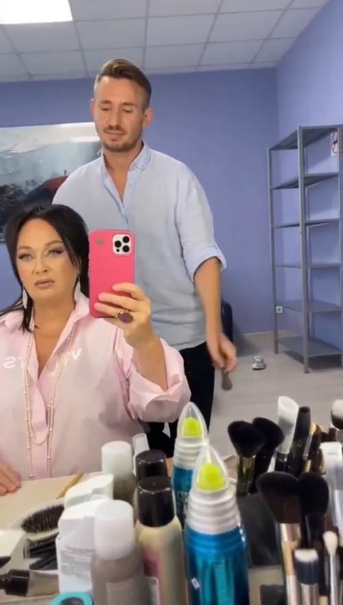 Лариса Гузеева показала новый стильный образ, сделав свежую стрижку, и поделилась видео со своим стилистом. 01