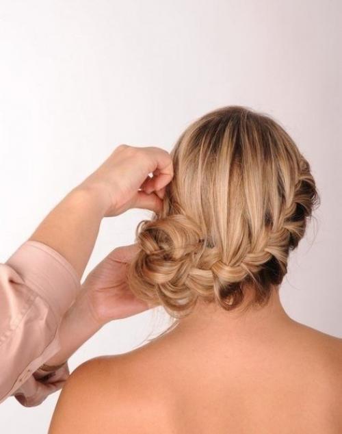 Замечательная вечерняя прическа с косой на бок. 06