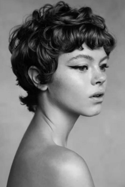 Популярные стрижки для вьющихся волос. 02