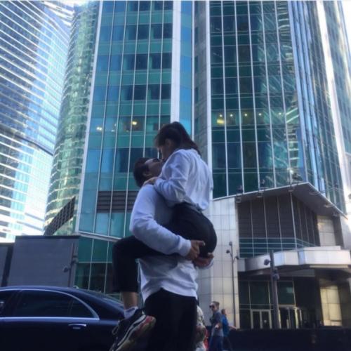 Можно фото с парнем и девушкой, где девушка будет с прической под карэ. 01