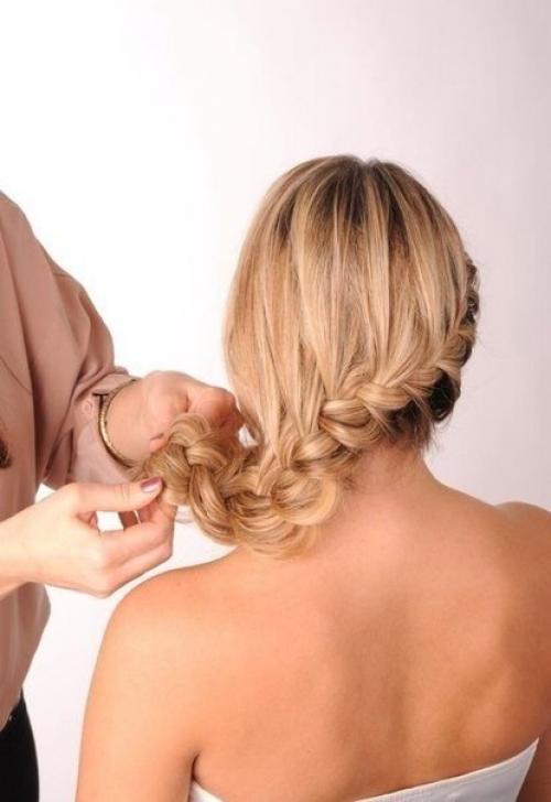 Замечательная вечерняя прическа с косой на бок. 04