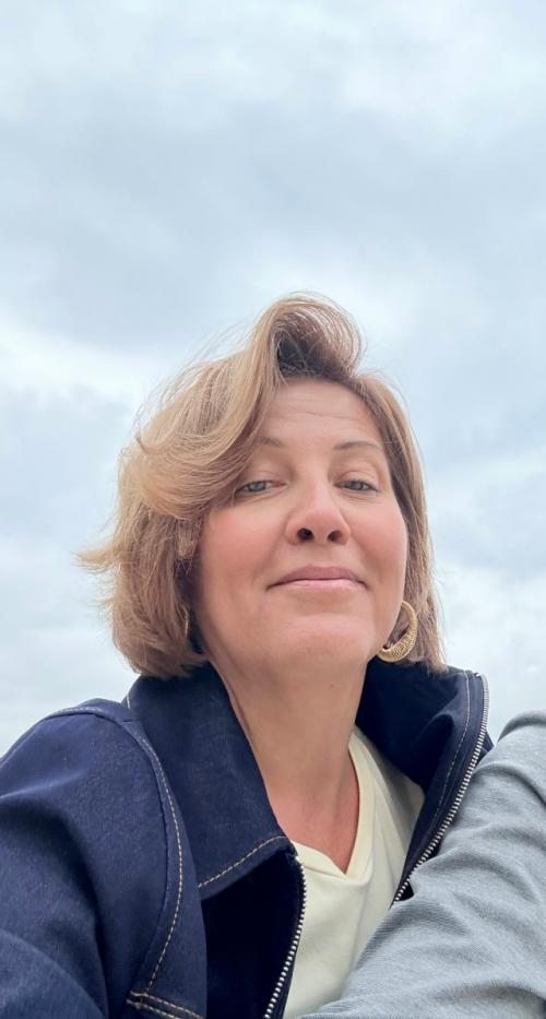 Нас судьба разбросала, как листья, далеко - далеко друг от друга, сообщений оборвана строчка, и в романе поставлена жирная точка ….
