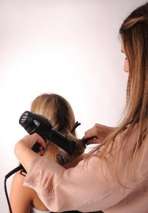 Замечательная вечерняя прическа с косой на бок. 01