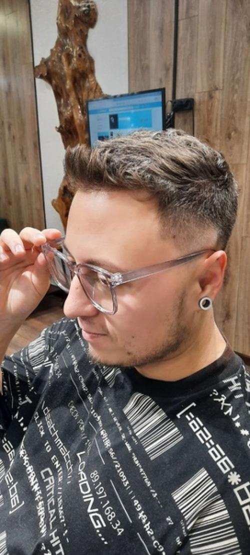 Прическа Квифф, безусловно, одна из самых модных мужских стрижек за последние несколько лет. 01