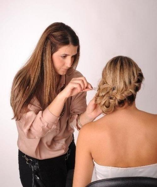 Замечательная вечерняя прическа с косой на бок. 07