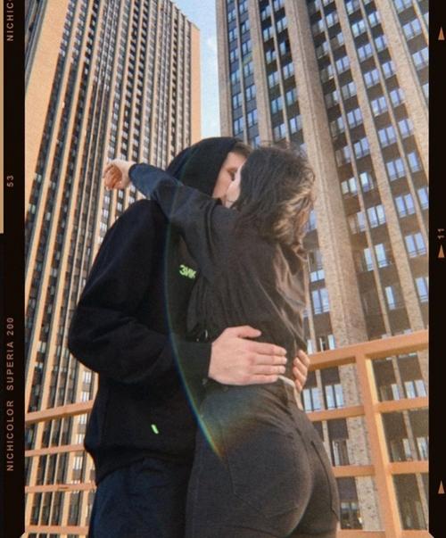 Можно фото с парнем и девушкой, где девушка будет с прической под карэ. 03