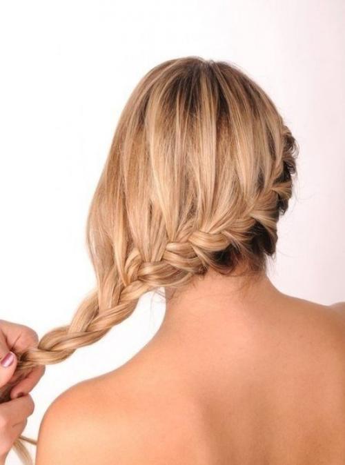 Замечательная вечерняя прическа с косой на бок. 05
