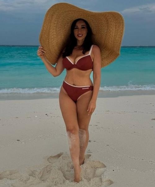 Анфиса Чехова поделилась фото в бикини в честь 48-го дня рождения. 02