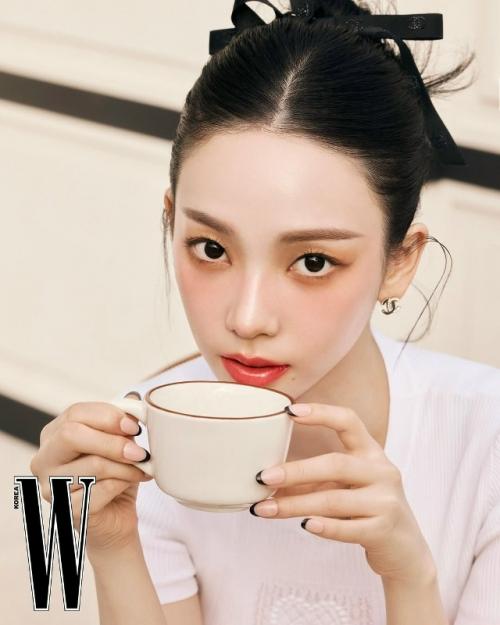 Фотосессия Карины из Aespa для Chanel Beauty.

