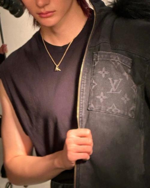 Theqoo Антон из Riize с маллетом для Louis Vuitton. 01