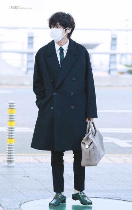 Allkpop лучшие модные моменты V из BTS: самые элегантные зимние образы Ким тэхёна. 05