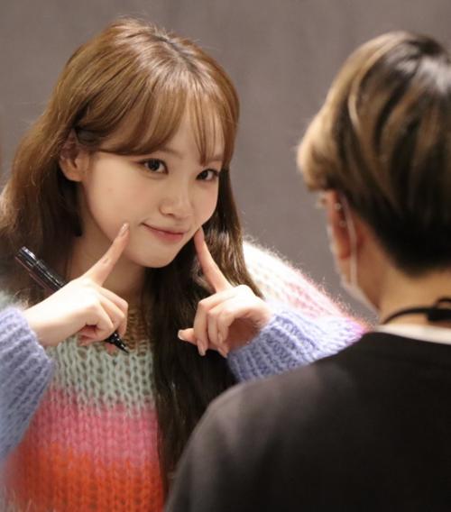 Фанаты рады видеть, как Chaewon (LE Sserafim) вернула образ эры IZ * ONE. 01