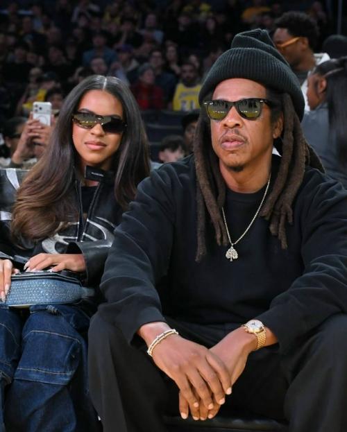 13-Летняя блу айви, дочь Бейонсе, вместе с отцом Jay Z посетила игру лейкерс.

