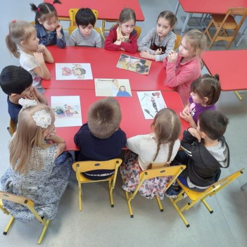 Детскийсадберёзка. На этой неделе ребята подробно с профессией Парикмахер ознакомились. 09