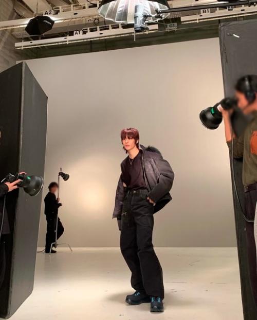 Theqoo Антон из Riize с маллетом для Louis Vuitton. 02