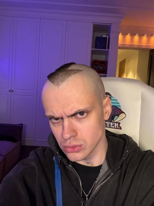 Бустер еще несколько фото с новой прической опубликовал. 01